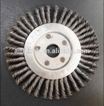 Twist know wheel brush for oil pipe welding