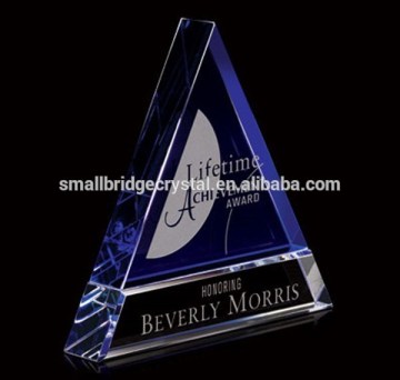 New design company souvenirs triangle crystal trophy