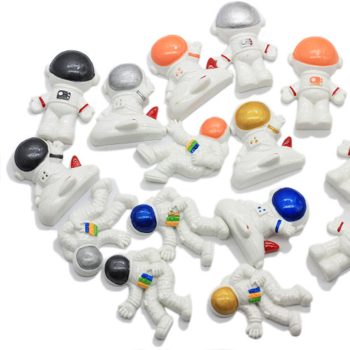 Vente chaude Flatback astronautes résine Spaceman Figurines Cabochons pour Bracelet collier boucles d&#39;oreilles pinces à cheveux faisant