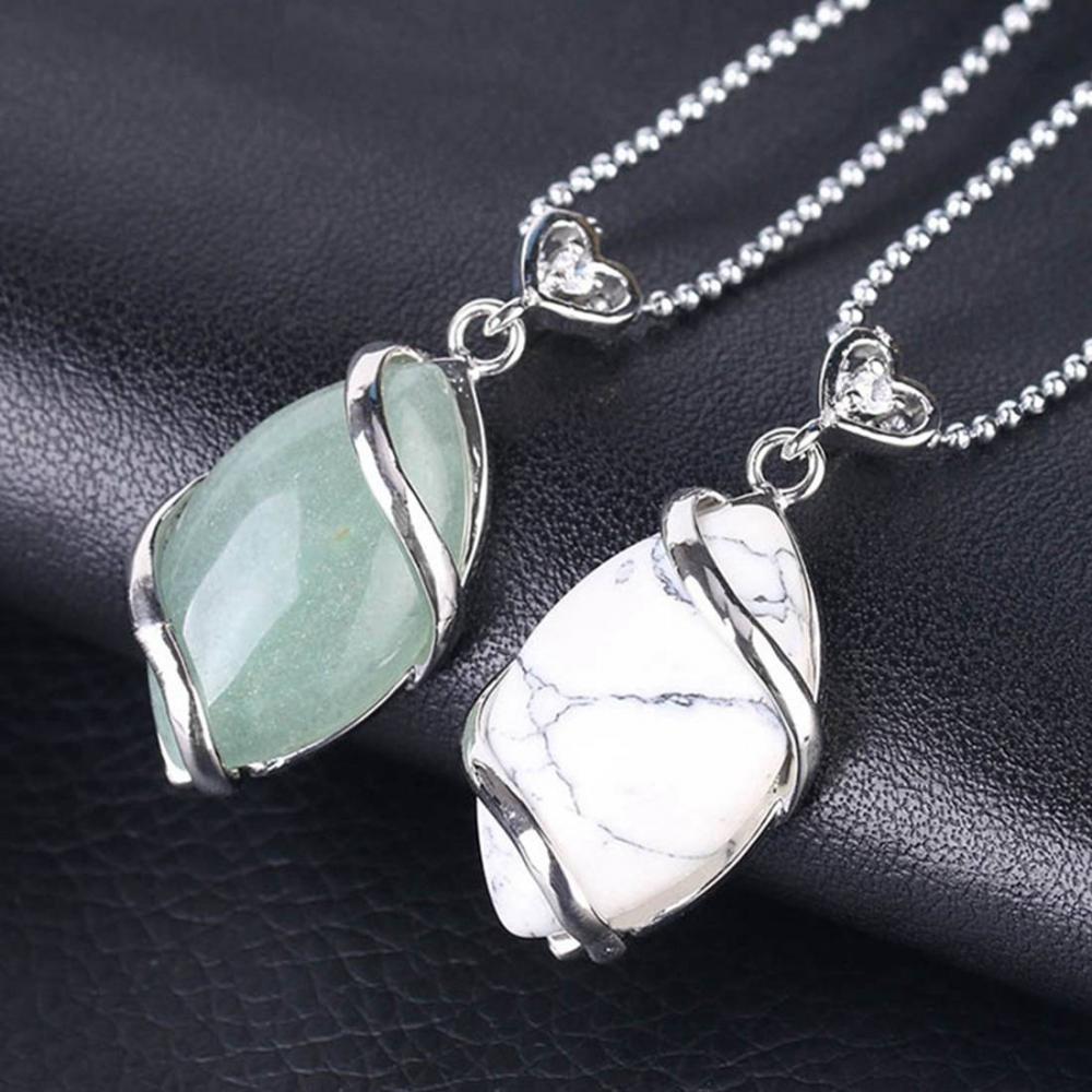 Collar de plata con forma ovalada y piedras preciosas para mujer.