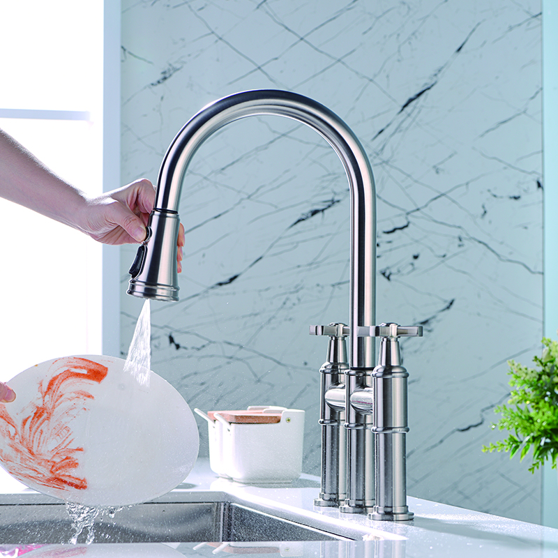 Faucet jembatan tiga lubang dengan semprotan pull-down