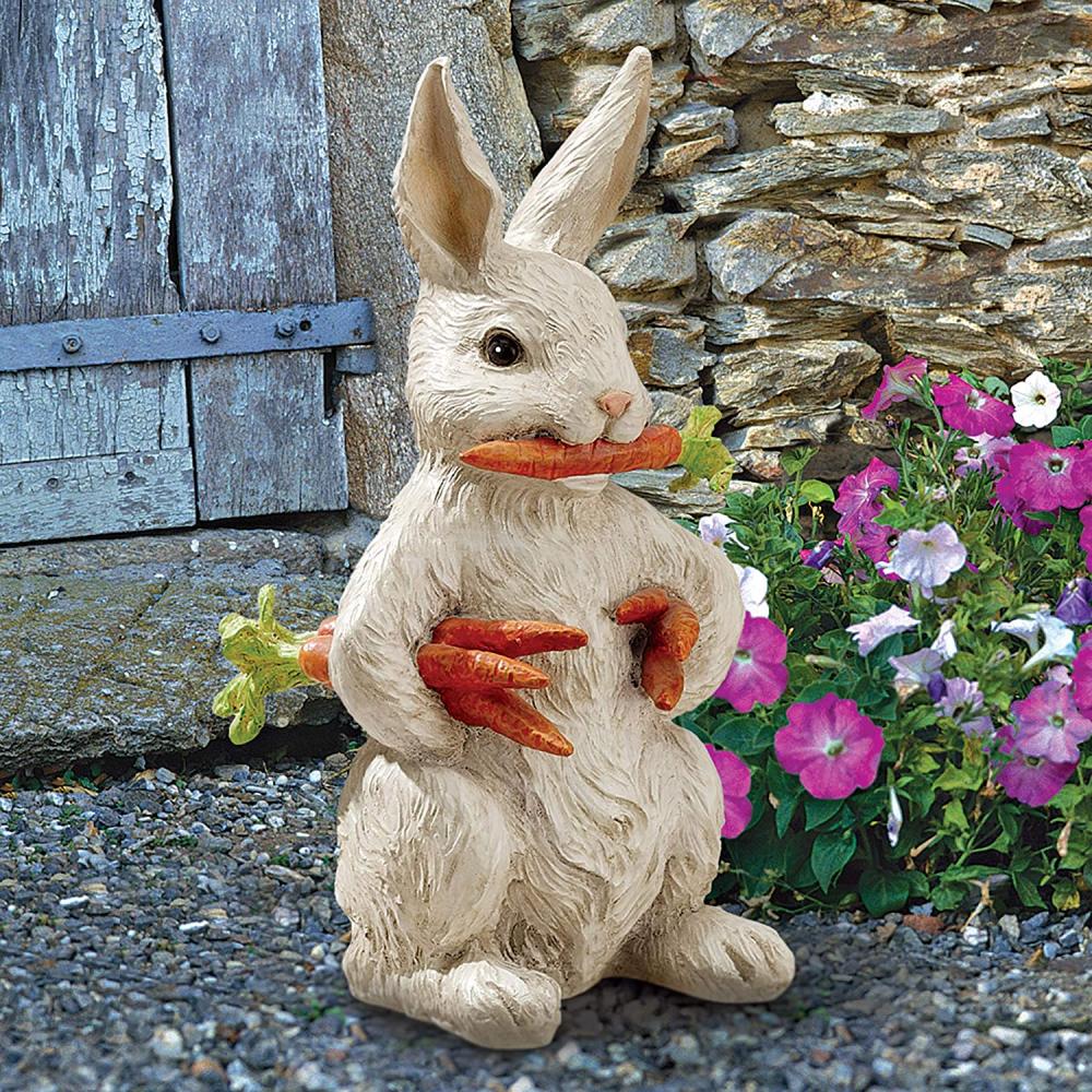 El conejo con la decoración de Pascua de las zanahorias