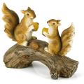 Écureuils sur une décoration de jardin en rondins