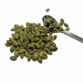 Granos de semillas de calabaza verdes brillan la piel sin cáscara