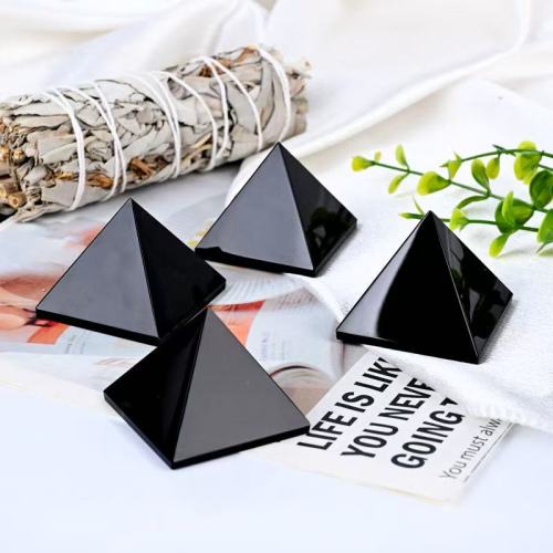 用于冥想的晶体愈合能量金字塔