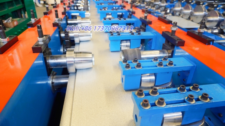 The automatic type-changing buckle wall panel machine