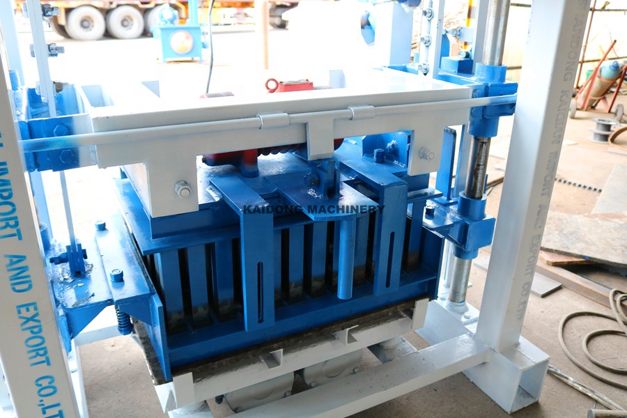 Diesel moving manual block making machine /QT4-40 machine hollow block mold