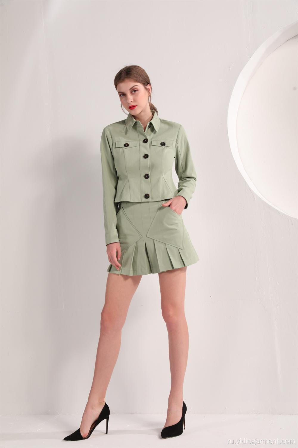 Женская оливково-зеленая куртка и мини-юбка со складками