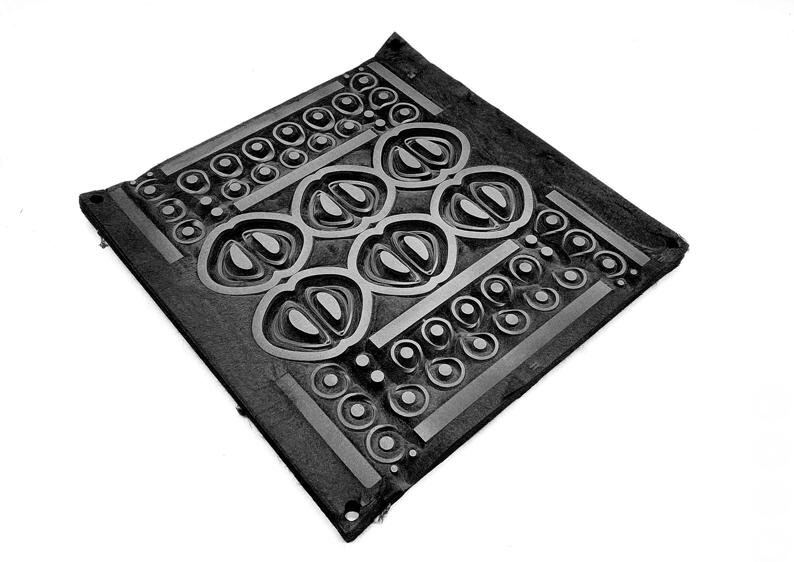 Die Kohlefaserschicht ist komprimiert und schmilzt The carbon fiber layer is compressed and melt