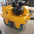 tangan memegang berat baru mini road roller