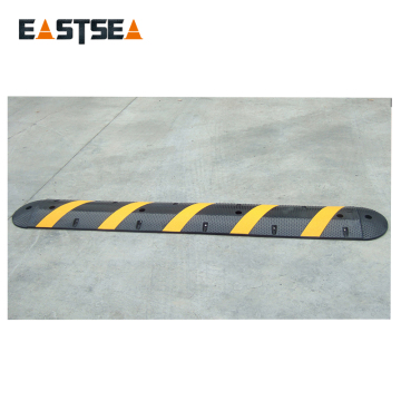 Black and Yellow Rubber Road Ramps for Speed Limitation