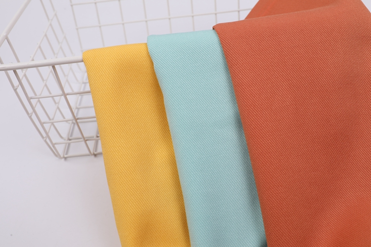 Umweltfreundlich gewebte 145GSM-Beispiele für gefärbte Rayon Twill-Stoffpreis zum Verkauf