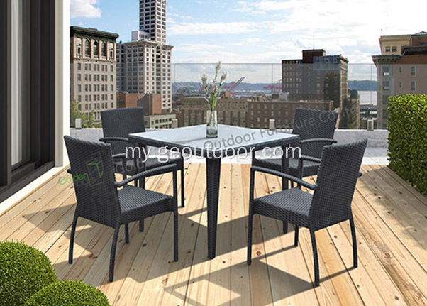 ရင်ပြင် 5-Piece Wicker Patio Dining Set