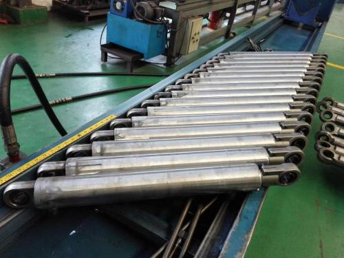 Earthmoving heaving equipment enginner  hydraulic cylinder