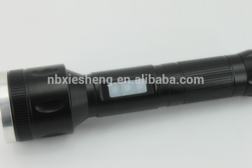 Auto focusing LED flashlight
