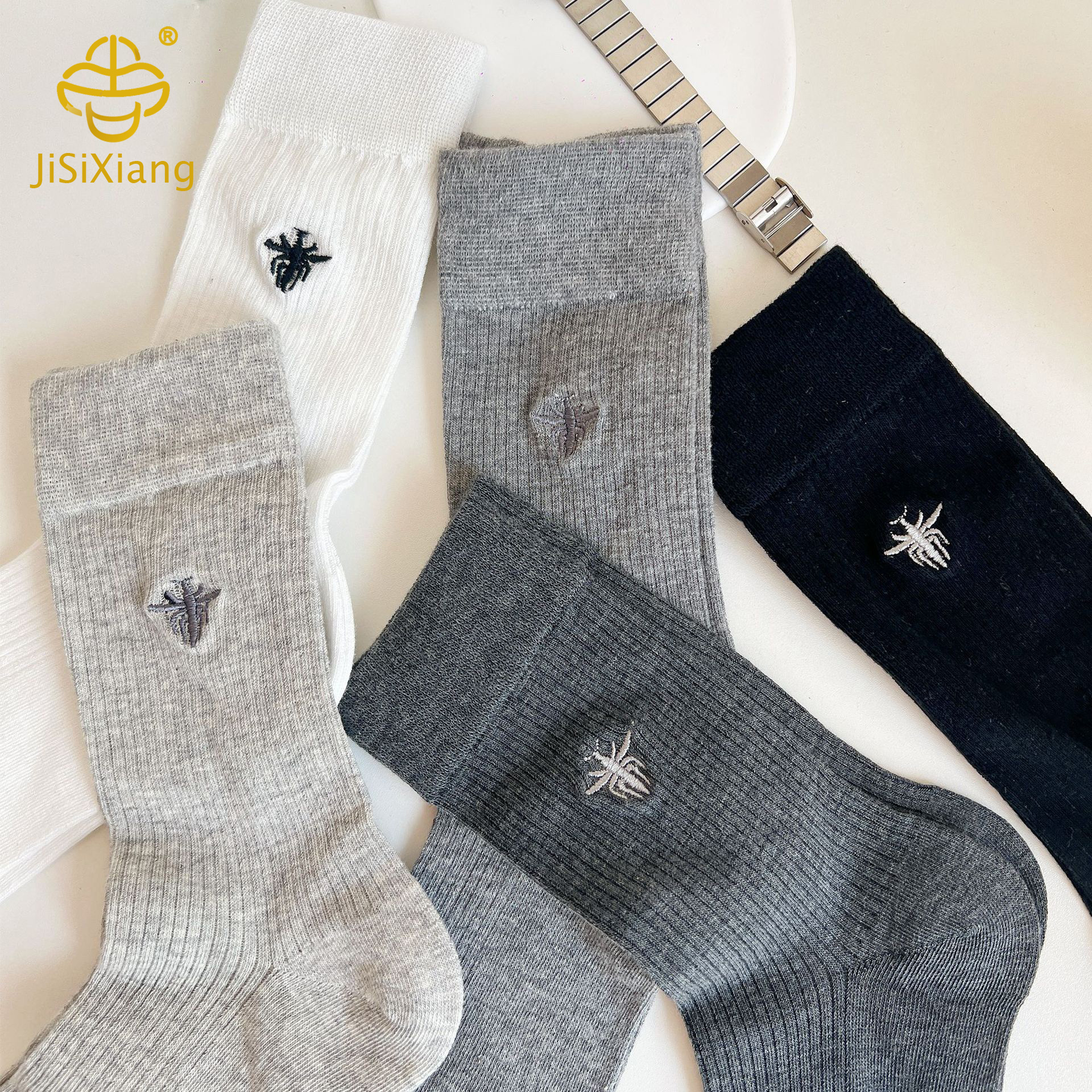 중간 튜브에있는 숙녀의 자수 양말 Ladies' embroidered socks in the middle tube