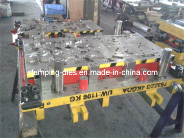 Progressive Die for Auto Patrs 75322/3