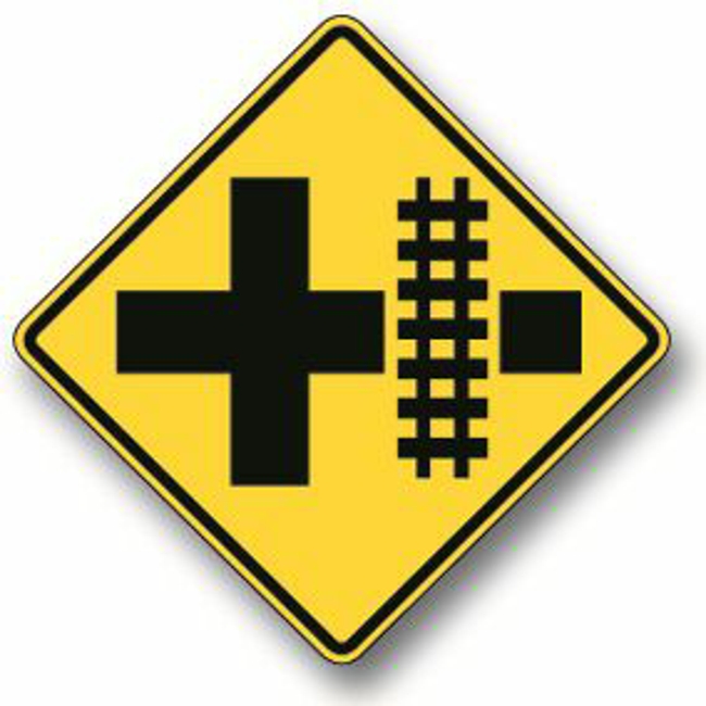لوحة إعلانات إشارات المرور مع لوحة الوقوف