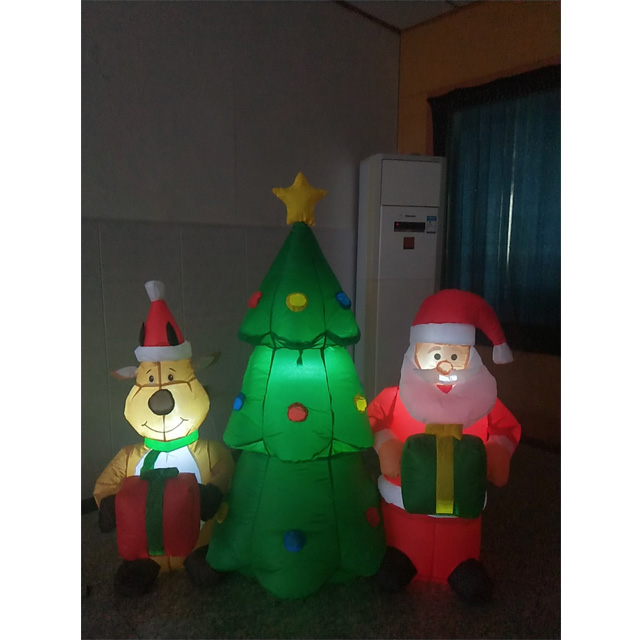 Babbo Natale gonfiabile, renne e albero per la decorazione natalizia