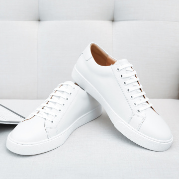 Sapatos de tênis clássicos brancos