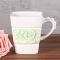 tasse à café carrée rose avec cuillère rose