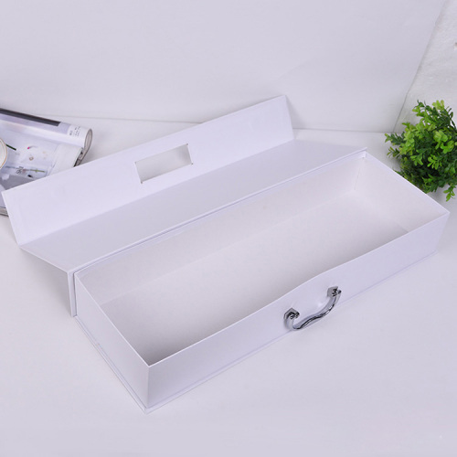Caixa de presente branca retangular de luxo com alça de metal
