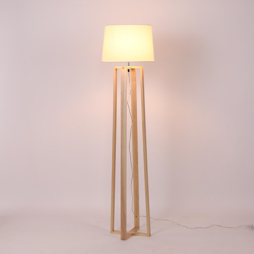 Drewniana lampa stojąca LEDER