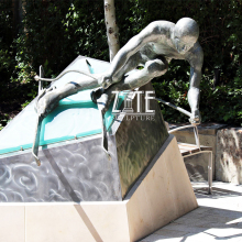 Outdoor decoration art metal figure bronze skiing statue