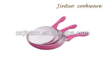 ceramic frying pan .