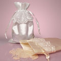 Pure White Drawstring Satin Bagpouch mit Spitze