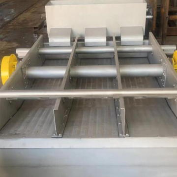 Screen plate for vibrating screen in paper industry