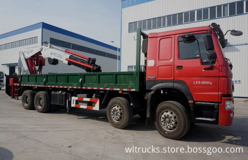 8*4 Sinotruk HOWO 30ton 40ton 50ton timber crane for sale