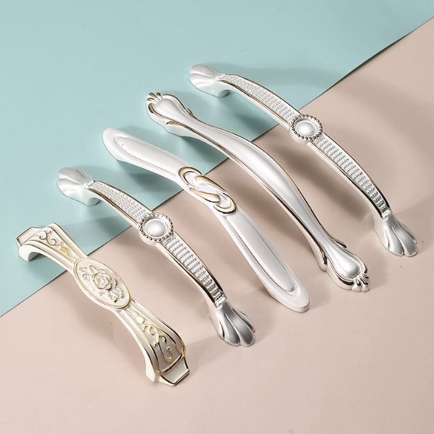 beyaz dolaplar altın kulplar white cabinets gold handles