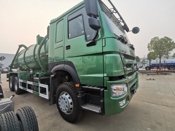 6 × 4 ساينو تراك هوو 16 شاحنة شفط مياه الصرف الصحي المكعبة