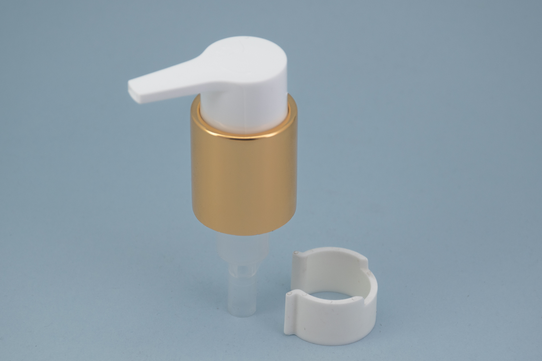 Bomba de loção dourada brilhante 24/410 com cabeça de bico longo liso branco e clipe 24/410 shiny gold lotion pump with white smooth long nozzle head and clip