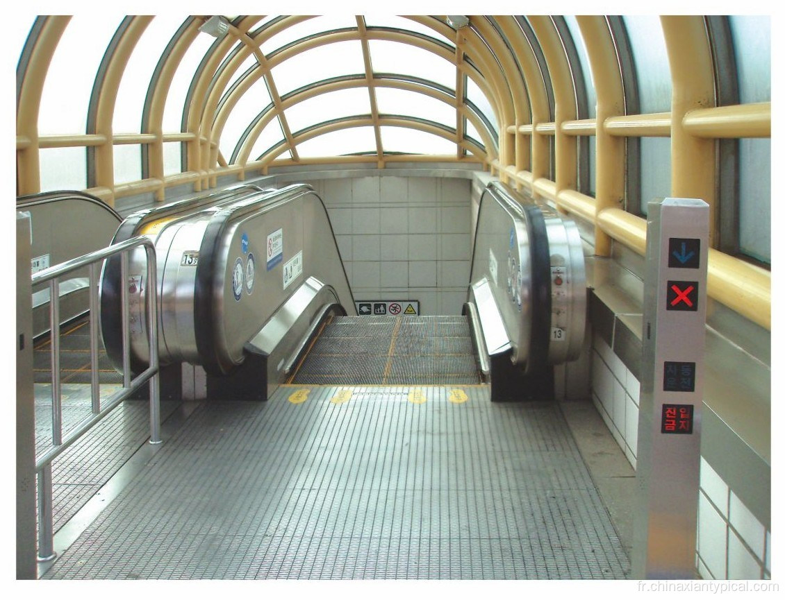 Escalator public du métro à 3 marches plates