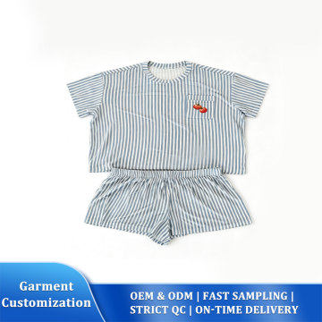 Gestreiftes Lounge-Set mit Tomatenmuster