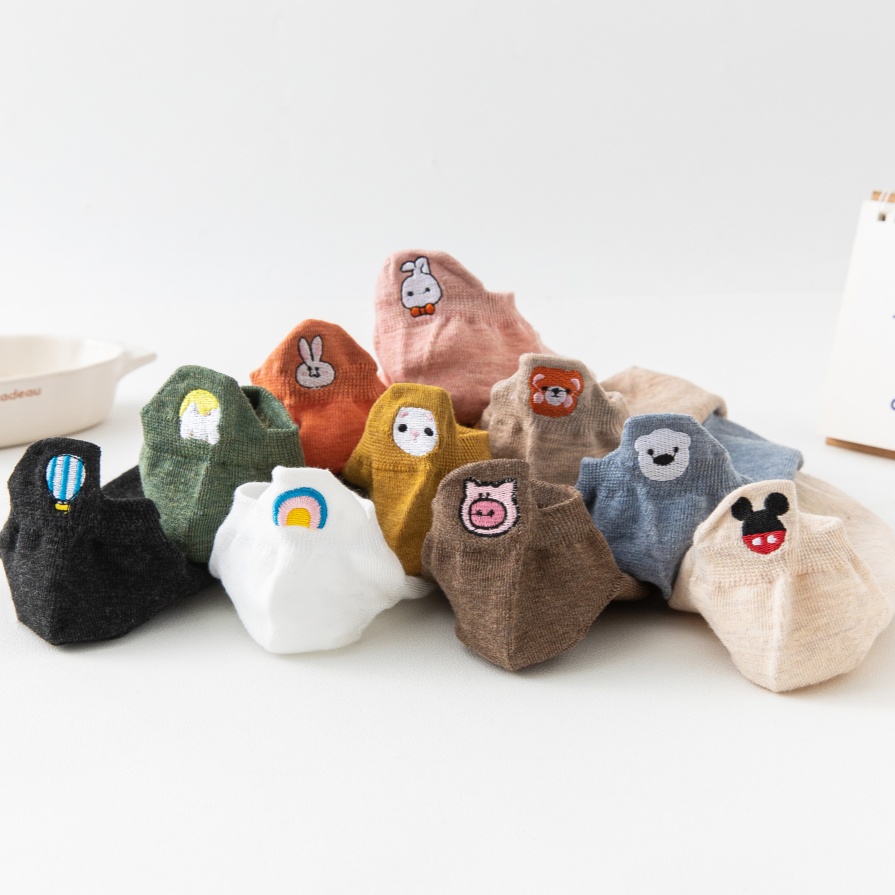 Ang cute na maliit na kuneho na karot na burda ng bangka ng bangka