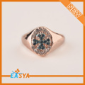 Nuevo diseño dedo del anillo oro rosa cruz de cristal