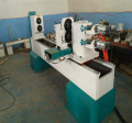 CNC de madera giratoria 3d tallado en torno a la operación de la máquina