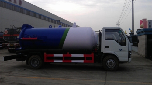 Right Hand Drive Sewage Cleaner Dongfeng Vacuum Tank Trucks