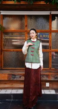 Shisanchai Shu Brocade Hand-Knotted Vest