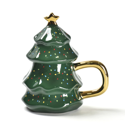 ふたのクリスマスギフト付きのクリスマスツリーマグカップ