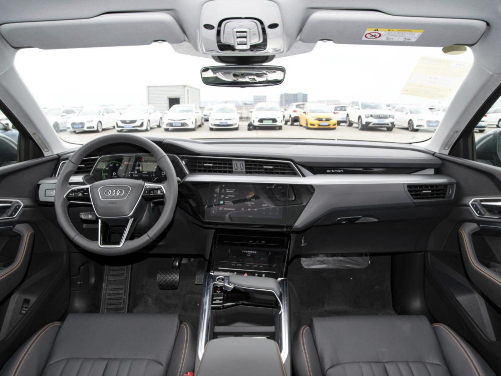 SUV ETRON EV أعلى نسخة مع مساحة كبيرة