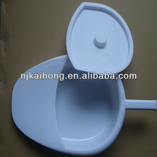 Plastic bedpan with cover
