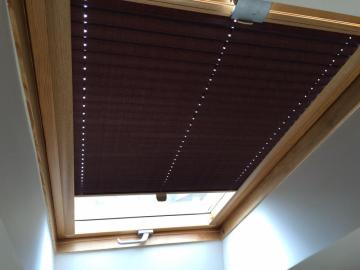 Cordless skylight pleated blinds