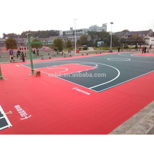 Piastrella da campo da basket nel cortile