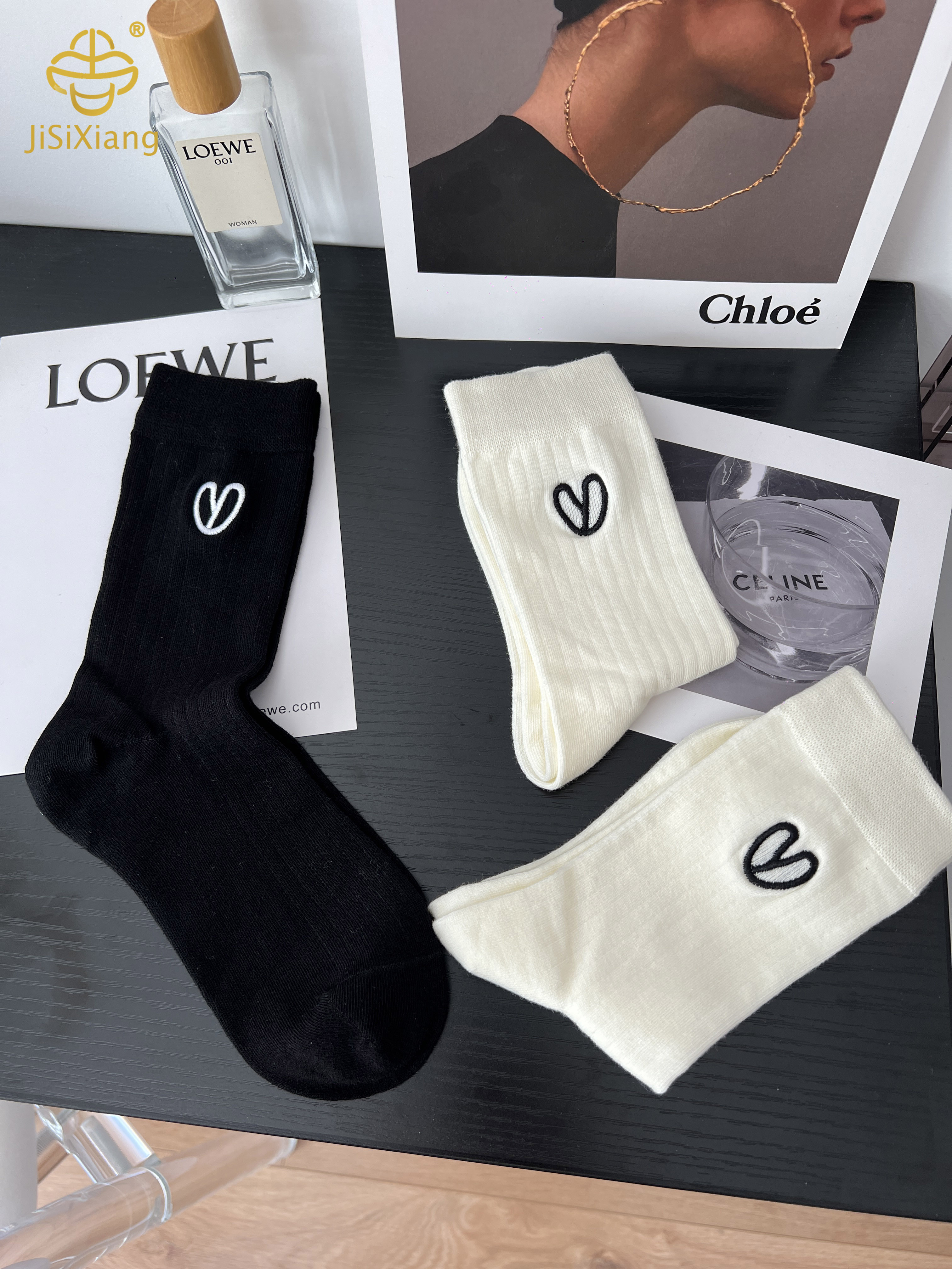한국 버전 만화 심장 자수 튜브 양말 수직 줄무늬와 흑백 양말 Korean version cartoon heart embroidery tube socks with vertical stripes and black and white socks