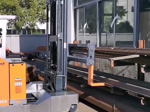 Kragarmregal und Mehrwegestapler im Langguttransport Cantilever Shelf and Multi-directional Forklift in Long Material Handling