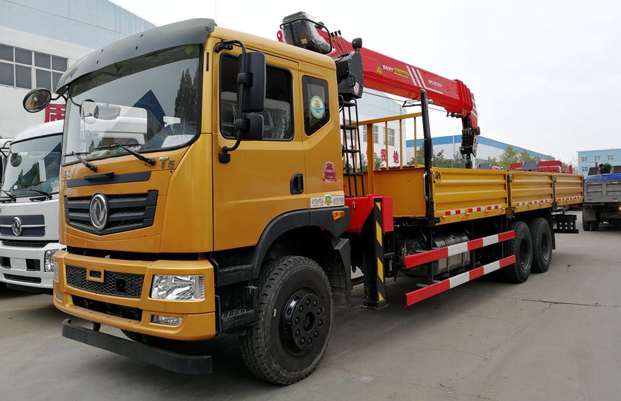 شاحنة Dongfeng مع رافعة تحميل SANY 12Tons